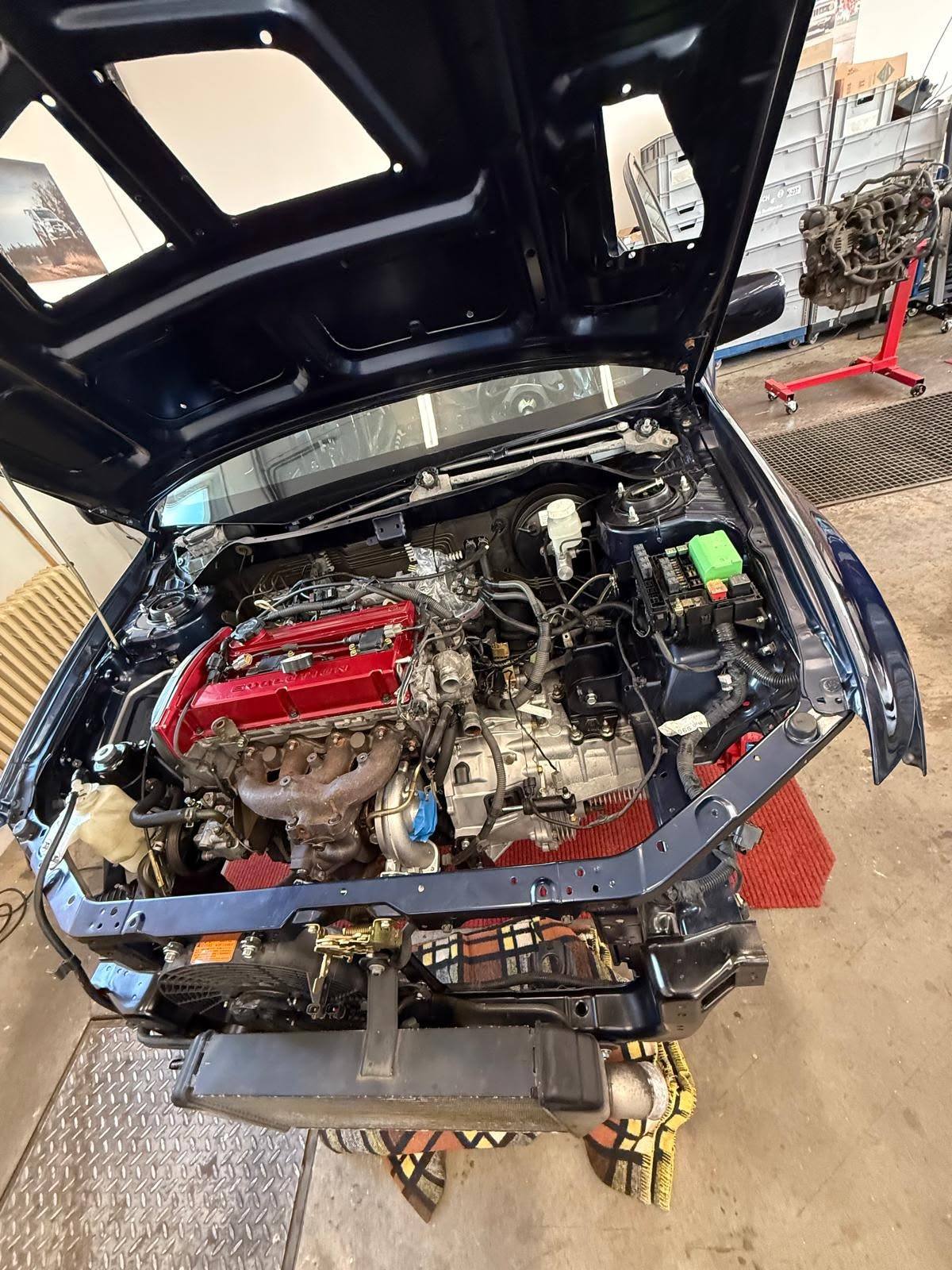 Mitsubishi Lancer Evo VII — motor při stavbě