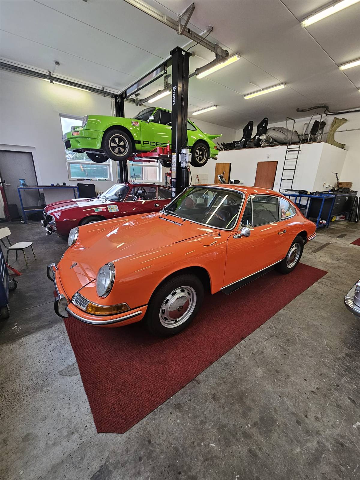 Porsche 912 — hotová renovace mezi dalšími vozy v dílně